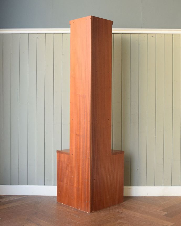 キャビネットの後ろ姿