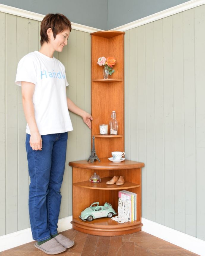 アンティークのキャビネット　アンティーク家具　60's　コーナーキャビネット　角からお部屋全体をスタイリッシュにちょっと空いているお部屋の角のスペースに置くだけで、カッコよさをプラスしてくれるコーナー用のキャビネットです。(m-711-f)