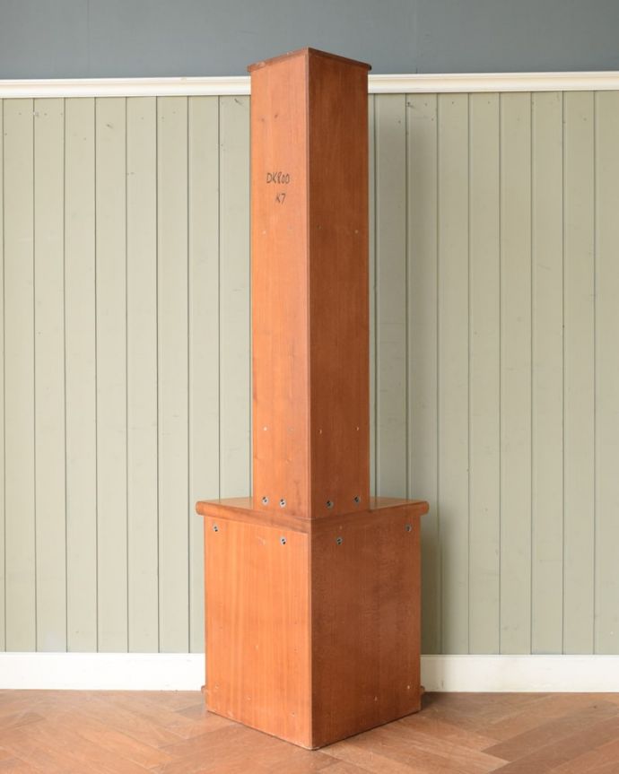 アンティークのキャビネット　アンティーク家具　60's　コーナーキャビネット　見えない場所もキレイです壁に付けてしまうから見えない場所なんだけれど、専門の職人がキレイにお直しをしているのでキレイなんです。(m-711-f)