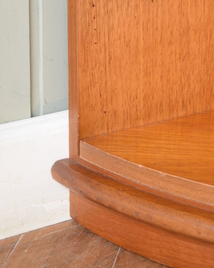 アンティークのキャビネット　アンティーク家具　60's　コーナーキャビネット　女性1人でラクラク運べちゃう仕掛けHandleのアンティークは、脚の裏にフェルトキーパーをお付けしています。(m-711-f)