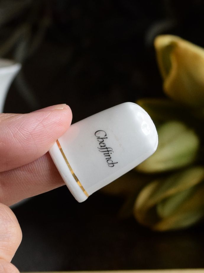 イギリスのアンティーク指貫、可愛い小鳥が描かれたシンブル(m-7112-z