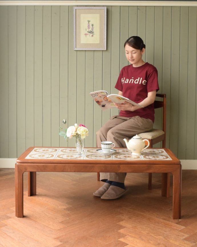 アンティークのテーブル アンティーク家具 G-PLAN タイルトップローテーブル スマートなカッコよさが人気のヒミツ北欧デザインのコーヒーテーブルは見た目のカッコよさと、どんなお部屋にも似合っちゃうシンプルなデザインが人気です。(m-712-f)