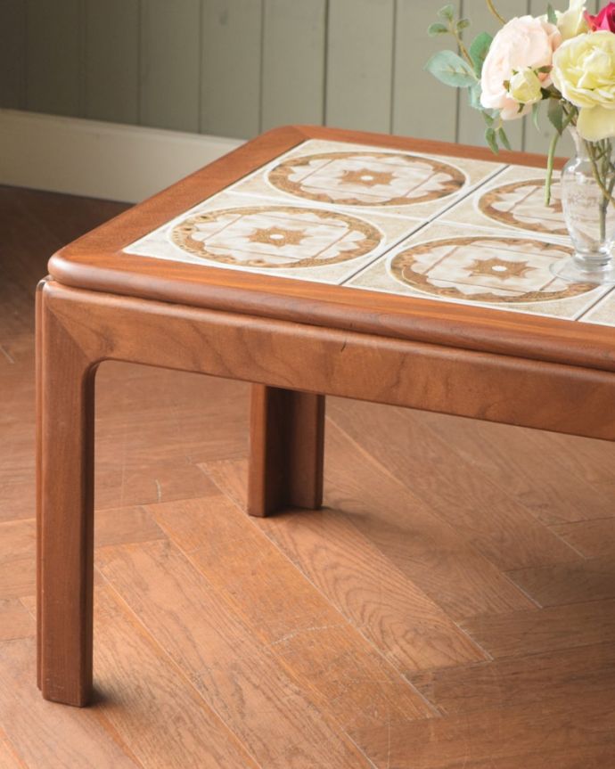 アンティークのテーブル アンティーク家具 G-PLAN タイルトップローテーブル クールな表情の中に感じられるぬくもり・・・ヴィンテージの家具は一見クールな表情。(m-712-f)