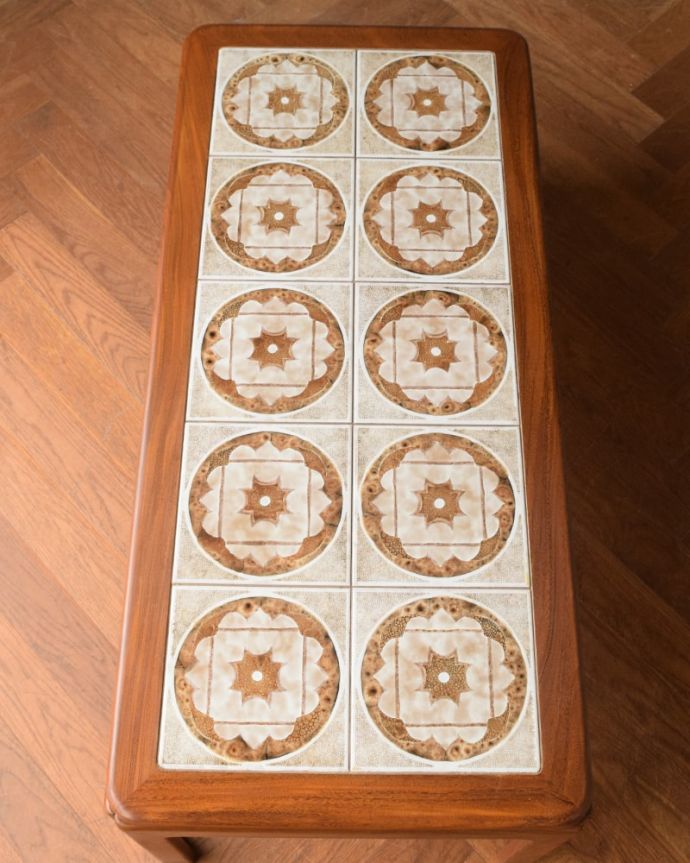 アンティークのテーブル アンティーク家具 G-PLAN タイルトップローテーブル 上から見るとこんな感じ。(m-712-f)