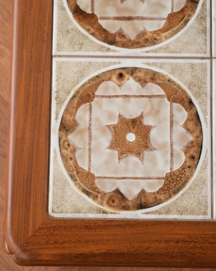 アンティークのテーブル アンティーク家具 G-PLAN タイルトップローテーブル 近づいて見てみると・・・天板を近くで見て下さい。(m-712-f)