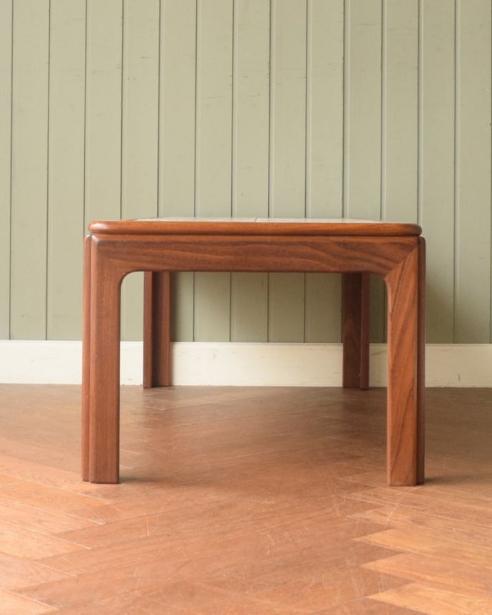 アンティークのテーブル アンティーク家具 G-PLAN タイルトップローテーブル 横から見てもカッコイイ北欧スタイルの家具はデザインがステキだから、横から見た姿も絵になるカッコよさ!。(m-712-f)