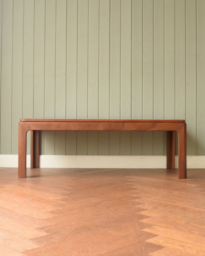 アンティークのテーブル アンティーク家具 G-PLAN タイルトップローテーブル 見る角度によって見え方が違う…ヴィンテージなので、もちろん経年変化によるキズはありますが、専門の職人がしっかり修復しているので安心さが違います。(m-712-f)