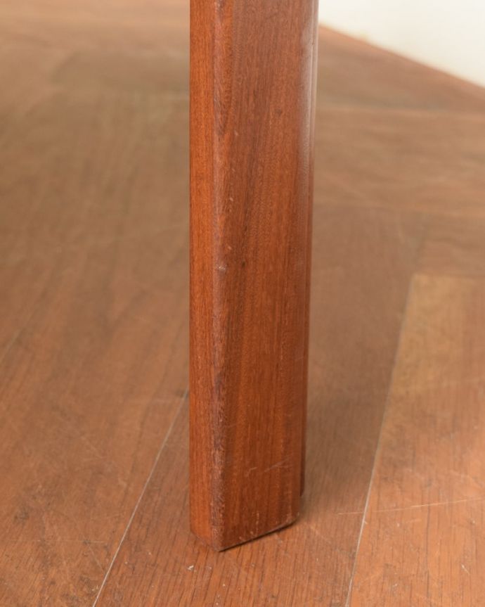 アンティークのテーブル アンティーク家具 G-PLAN タイルトップローテーブル 女性1人でラクラク運べちゃう仕掛けHandleのアンティークは、脚の裏にフェルトキーパーをお付けしています。(m-712-f)