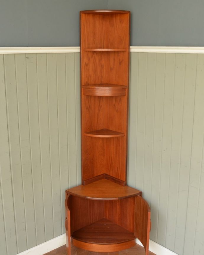 ビンテージキャビネットの扉の中