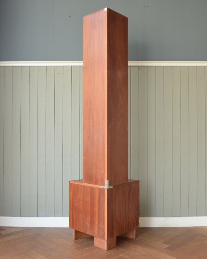 キャビネットの裏側