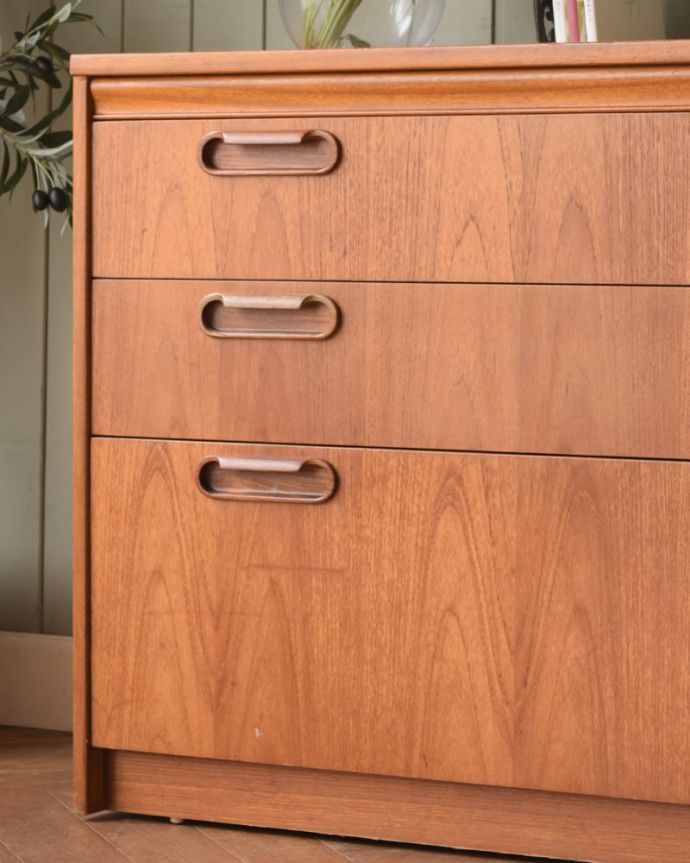 アンティークのチェスト　アンティーク家具　60's　チェスト　見えない所もこだわっていますヴィンテージの家具は年代が若いので簡単な修復だけでも使えちゃうんだけれど、長く使って頂けるように、見えない部分もしっかりこだわって修復しています。(m-714-f)