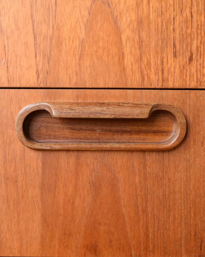 アンティークのチェスト　アンティーク家具　60's　チェスト　カッコいい取っ手もデザインの一部デザインの一部になっているカッコいい取っ手。(m-714-f)