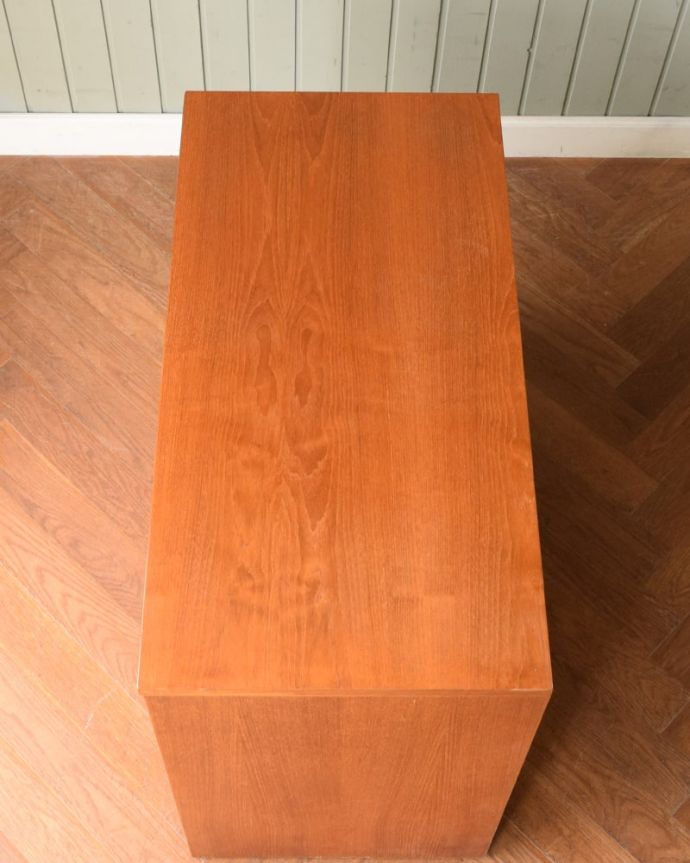 アンティークのチェスト　アンティーク家具　60's　チェスト　上から見ると･･･天板はこんな感じです。(m-714-f)