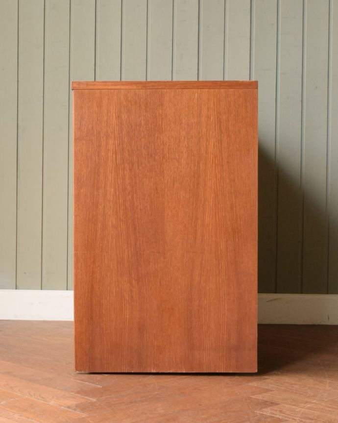 アンティークのチェスト　アンティーク家具　60's　チェスト　横から見てもスッキリシンプルだからこそ、どこから見てもカッコいいようにしっかりお直ししました。(m-714-f)