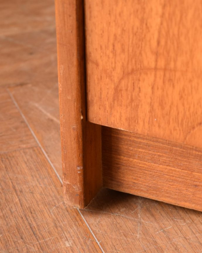 アンティークのチェスト　アンティーク家具　60's　チェスト　女性1人でラクラク運べちゃう仕掛けHandleのアンティークは、脚の裏にフェルトキーパーをお付けしています。(m-714-f)