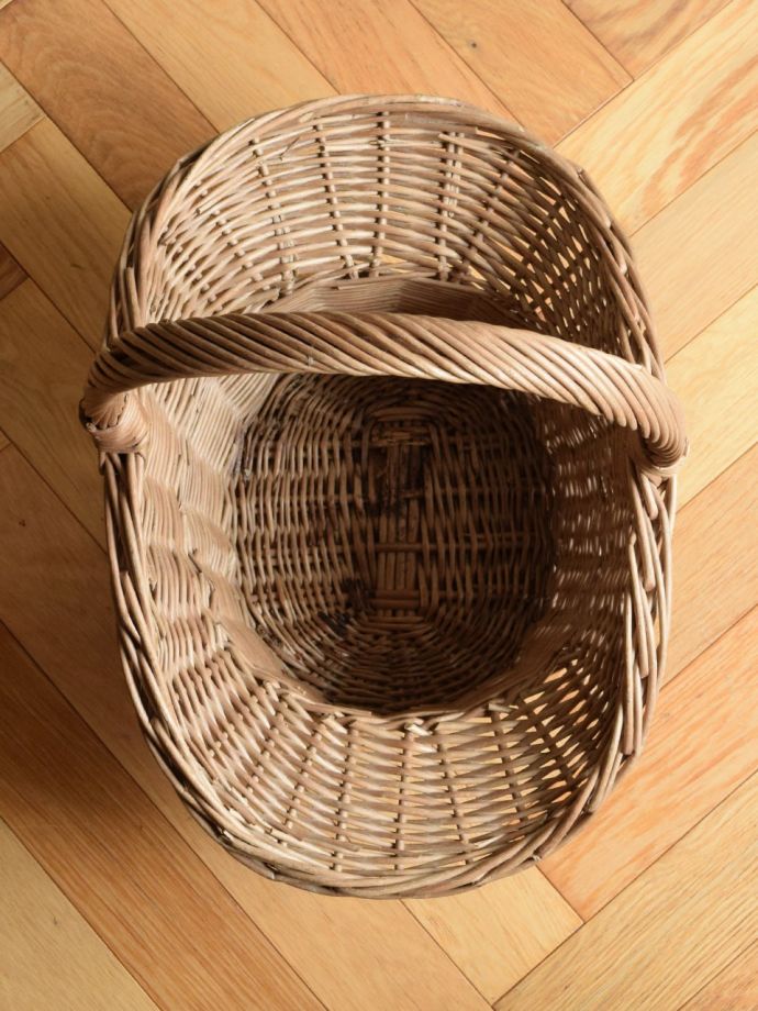 アンティークバスケットの中