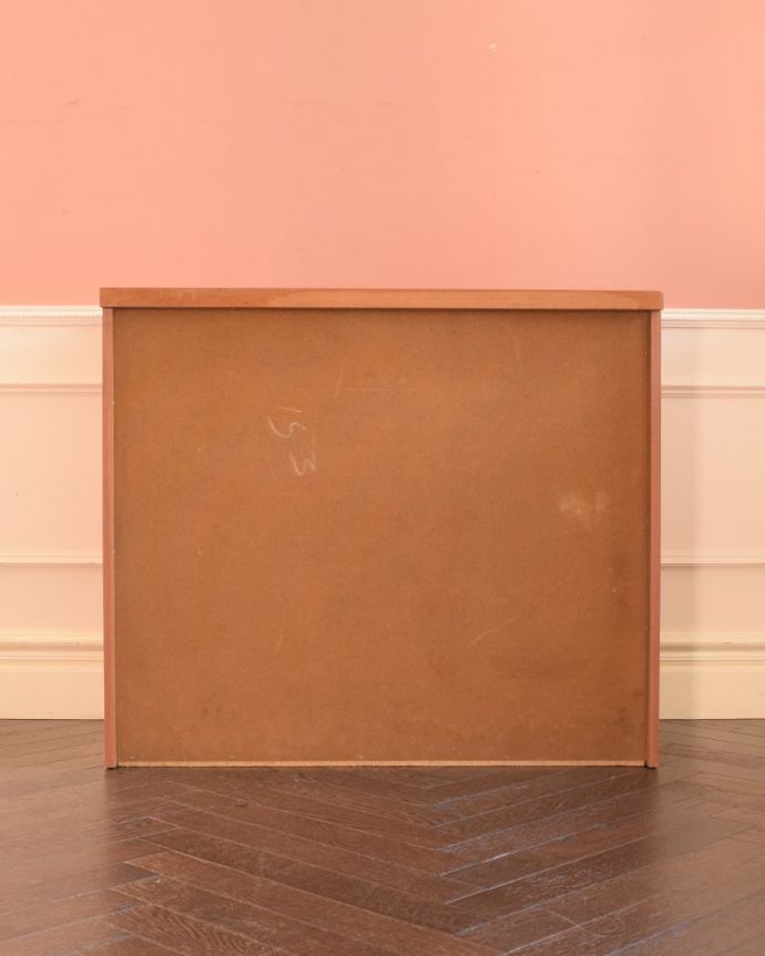 ヴィンテージチェストの後ろ姿