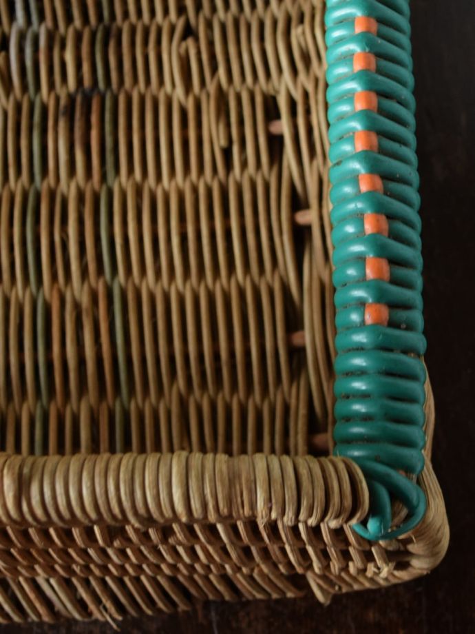 アクセントカラー入りのバスケット