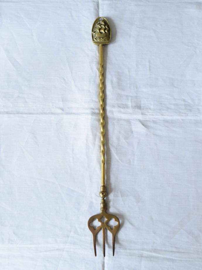 アンティークの真鍮トースティングフォーク