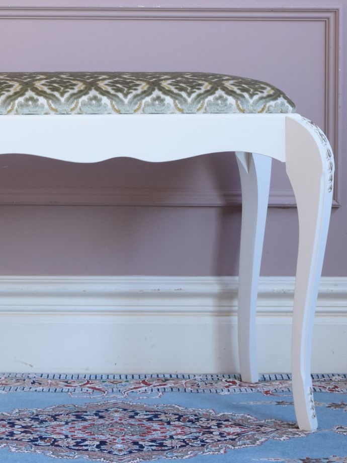 フランスの椅子らしい優雅な装飾