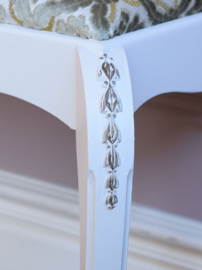 アンティーク家具らしい装飾