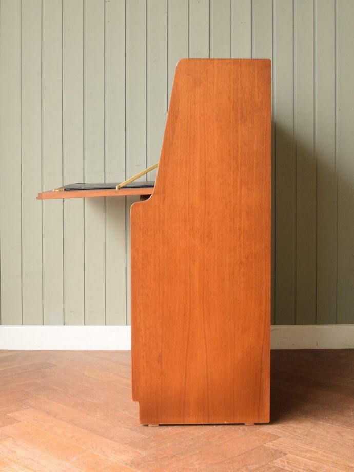 サイドボードの側面