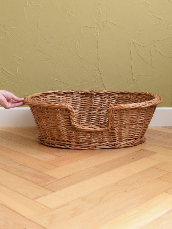 イギリスから届いた大きなサイズのバスケット、アンティークのドッグ