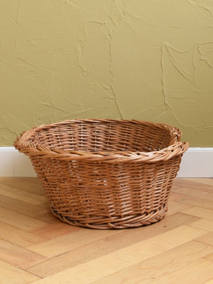 アンティークバスケットの側面