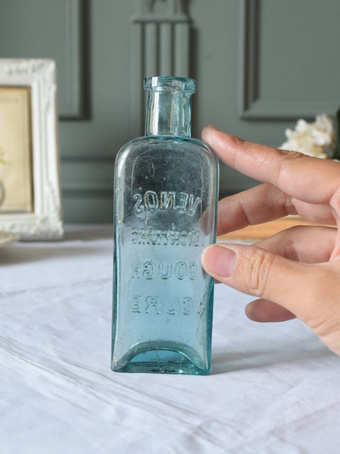ガラス瓶　アンティーク アンティークのおしゃれなガラスボトル、エンボス入りのガラス瓶