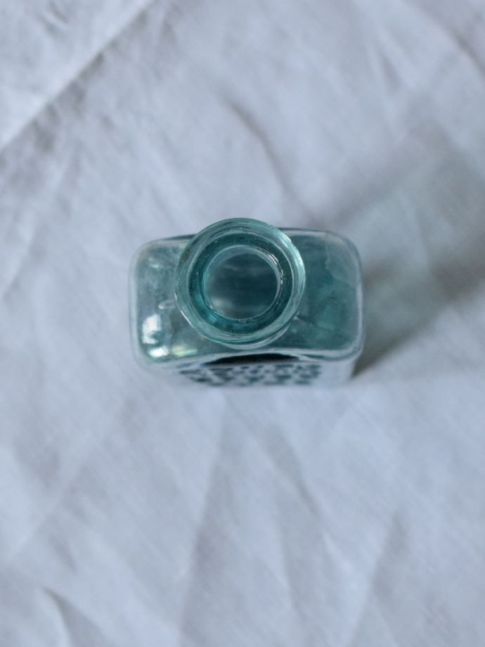 アンティークのおしゃれなガラスボトル、エンボス入りのガラス瓶(m