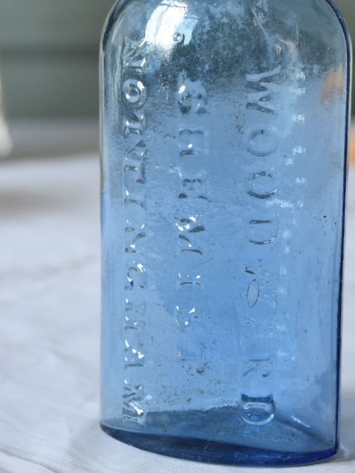 アンティークガラスのボトル