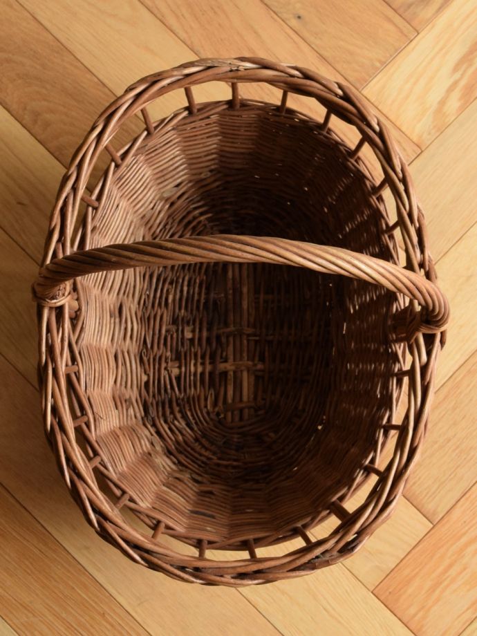 アンティークバスケットの中
