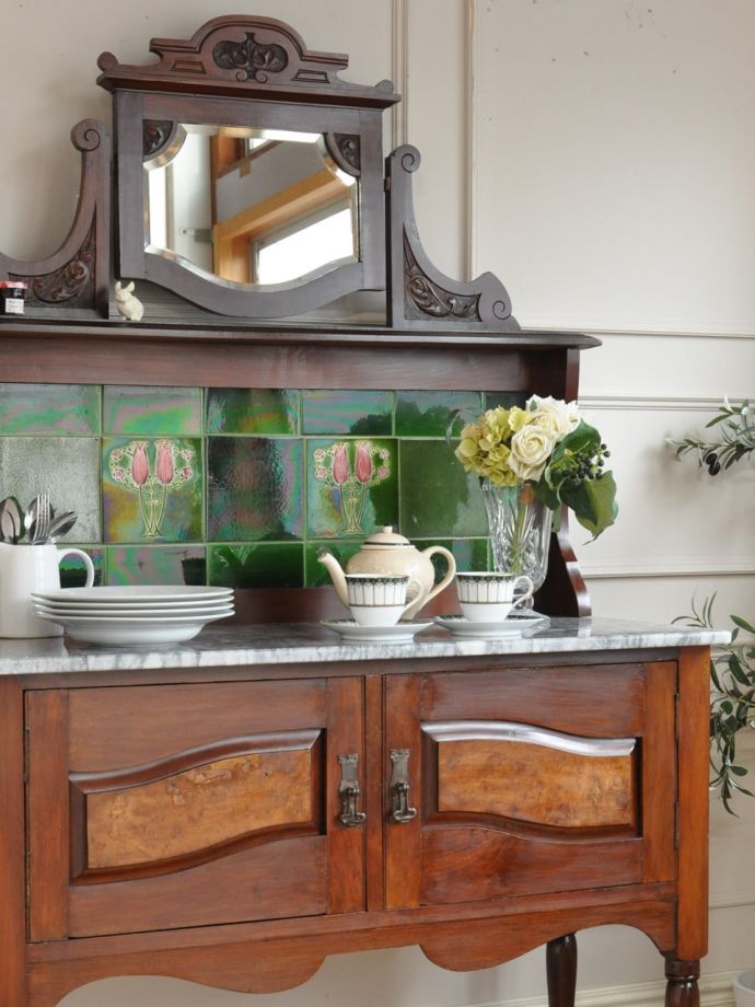 アンティーク家具でしか手に入らないキャビネット