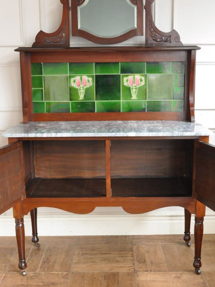 キャビネットの扉の中