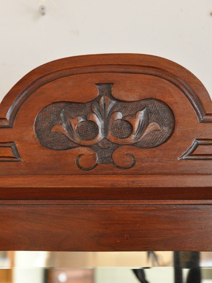 英国アンティーク家具らしい装飾