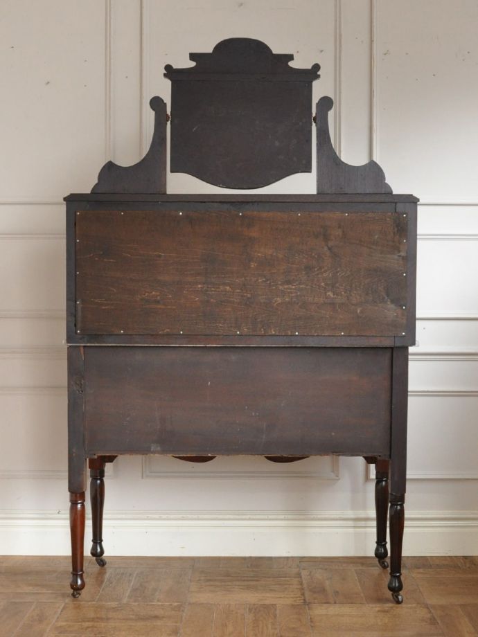 キャビネットの後ろ姿