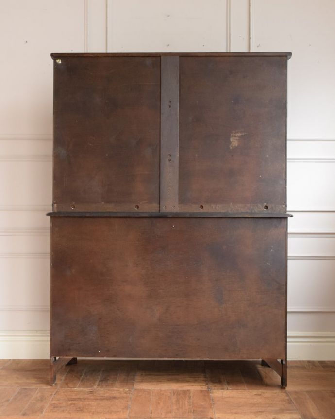 ビンテージキャビネットの後ろ姿