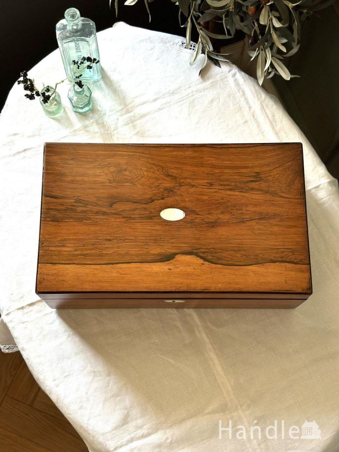 イギリスから届いたアンティークのボックス、マザーオブパールが