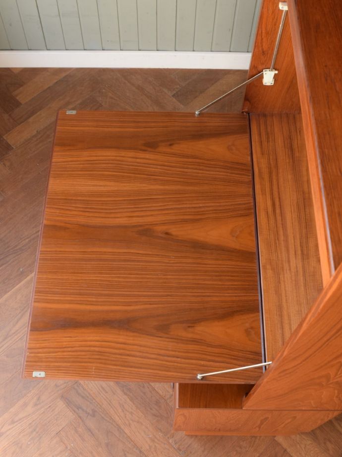 アンティークのキャビネット アンティーク家具 G-PLAN ユニットキャビネット 天板の塗装もキレイに仕上げましたヴィンテージの家具は修復方法が様々。(m-722-f)