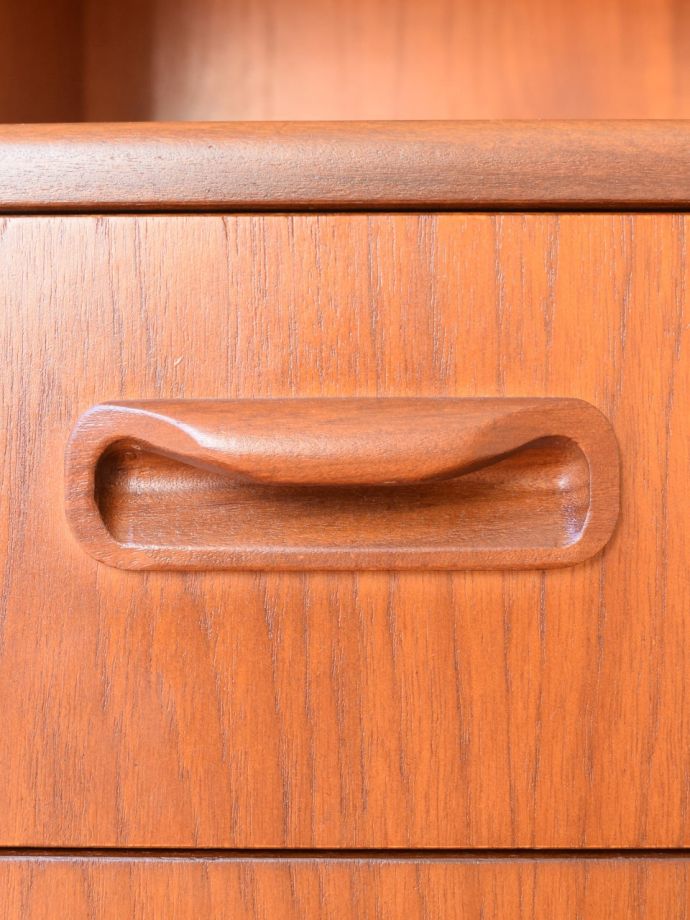 アンティークのキャビネット アンティーク家具 G-PLAN ユニットキャビネット デザインの一部になっている取っ手取っ手のデザインもシンプルかつ機能的に。(m-722-f)