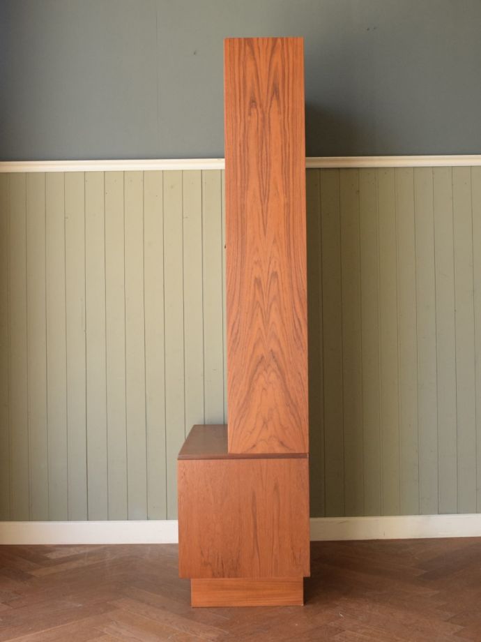 アンティークのキャビネット アンティーク家具 G-PLAN ユニットキャビネット 横から見てもスッキリどこから見てもスッキリとしてステキなヴィンテージ。(m-722-f)