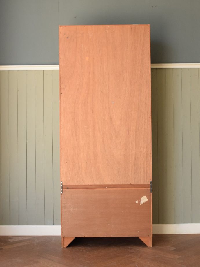 アンティークのキャビネット アンティーク家具 G-PLAN ユニットキャビネット もちろん後ろ姿もキレイですビンテージは新品ではないので、もちろん経年変化によるキズはあります。(m-722-f)