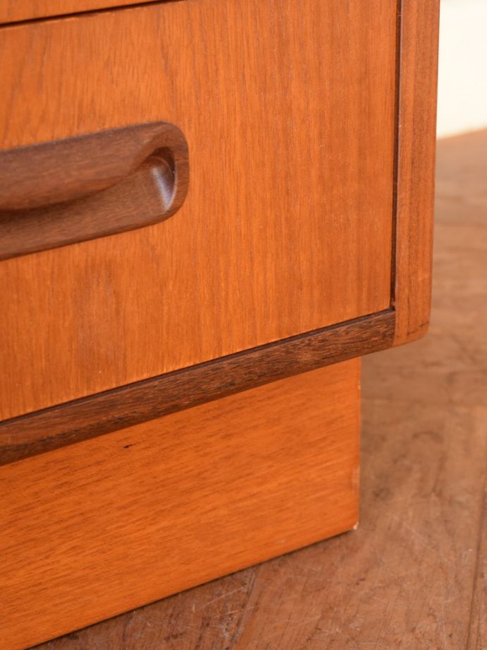 アンティークのキャビネット アンティーク家具 G-PLAN ユニットキャビネット スッキリとした脚の裏には…Handleの家具の脚裏にはフェルトキーパーをお付けしています。(m-722-f)