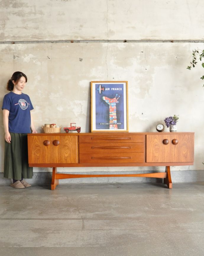 アンティークのキャビネット　アンティーク家具　Beautility サイドボード　人気のヒミツは北欧スタイルのデザインやっぱりスッキリとカッコイイ北欧デザインが人気のサイドボード。(m-724-f)