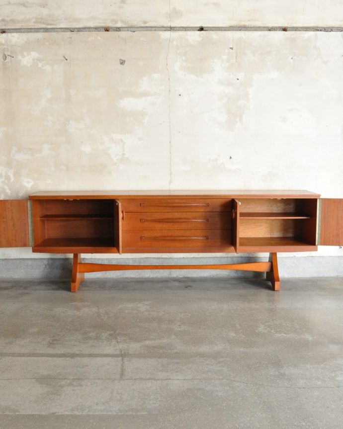 アンティークのキャビネット　アンティーク家具　Beautility サイドボード　扉の奥はたっぷり収納扉を開けると、中にはたっぷりの収納。(m-724-f)