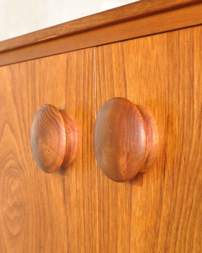 アンティークのキャビネット　アンティーク家具　北欧スタイルの暮らしを彩るインテリア、イギリスのwhite＆newton社のアンティーク サイドボード。デザインの一部になっている取っ手取っ手のデザインもシンプルかつ機能的に。(x-1258-f)