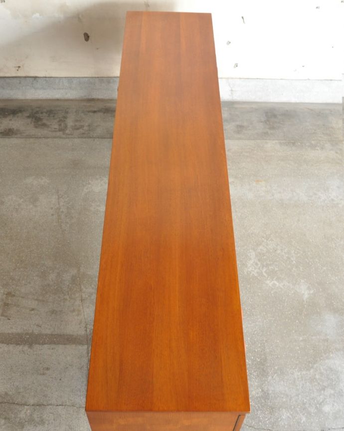 アンティークのキャビネット　アンティーク家具　Beautility サイドボード　天板の塗装もキレイに仕上げましたヴィンテージの家具は修復方法が様々。(m-724-f)