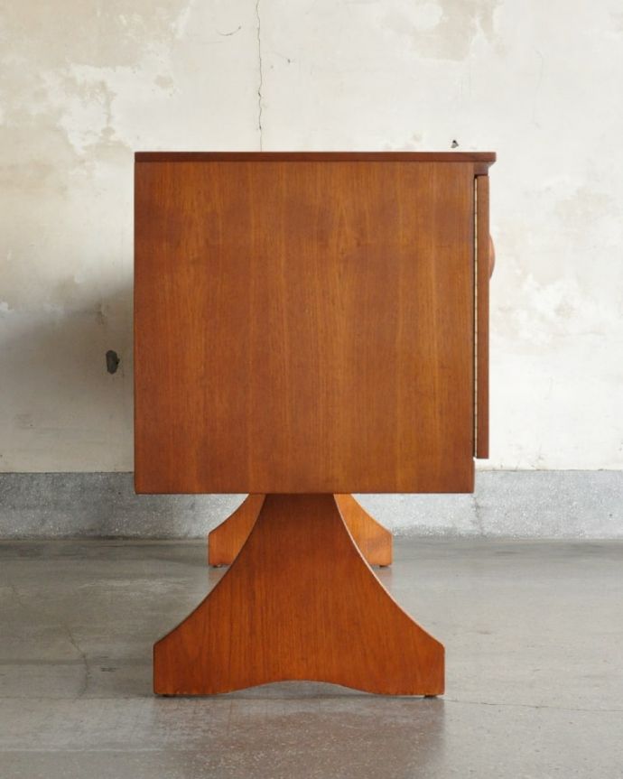 アンティークのキャビネット　アンティーク家具　Beautility サイドボード　横から見てもスッキリどこから見てもスッキリとしてステキなヴィンテージ。(m-724-f)