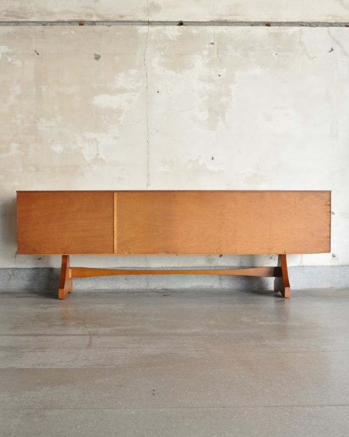 アンティークのキャビネット　アンティーク家具　Beautility サイドボード　もちろん後ろ姿もキレイですビンテージは新品ではないので、もちろん経年変化によるキズはあります。(m-724-f)