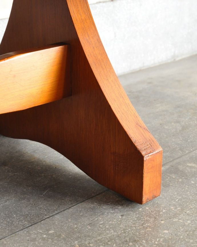 アンティークのキャビネット　アンティーク家具　Beautility サイドボード　スッキリとした脚の裏には…Handleの家具の脚裏にはフェルトキーパーをお付けしています。(m-724-f)